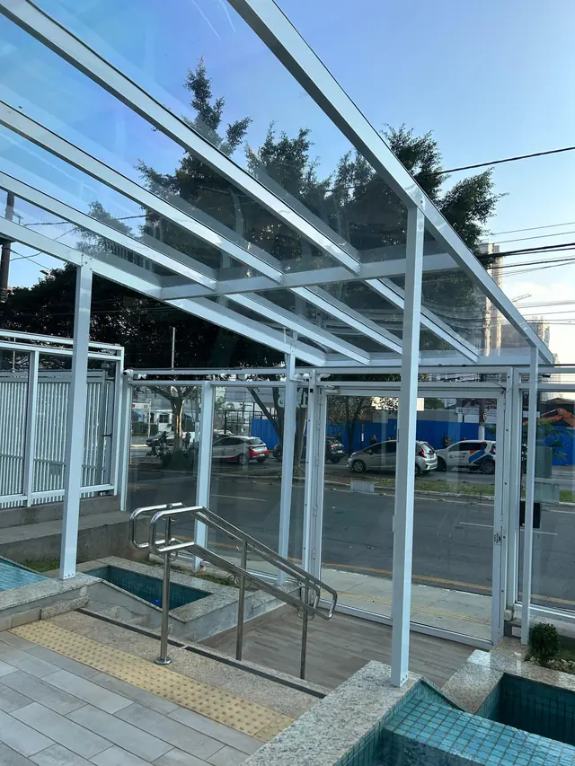 Cobertura em policarbonato transparente sobre piscina