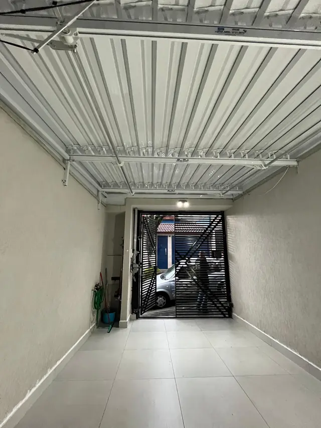 Cobertura com telha termoacústica em garagem residencial