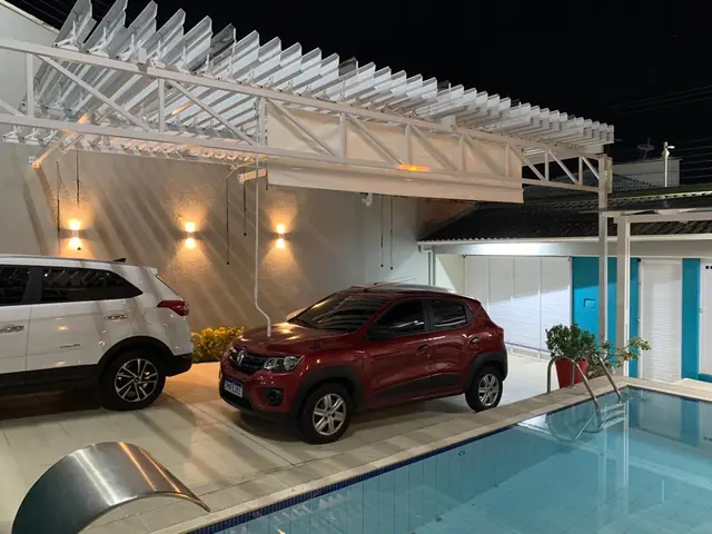 Pergolado abre e fecha em alumínio sobre garagem e piscina