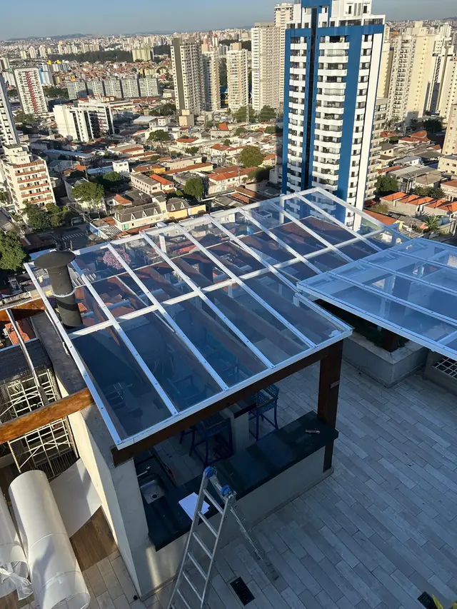 Telhado retrátil em terraço com vista panorâmica de São Paulo
